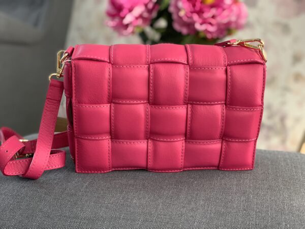 Bolso piel trenzado fucsia