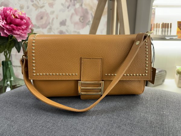 Bolso piel camel con tachuelas doradas