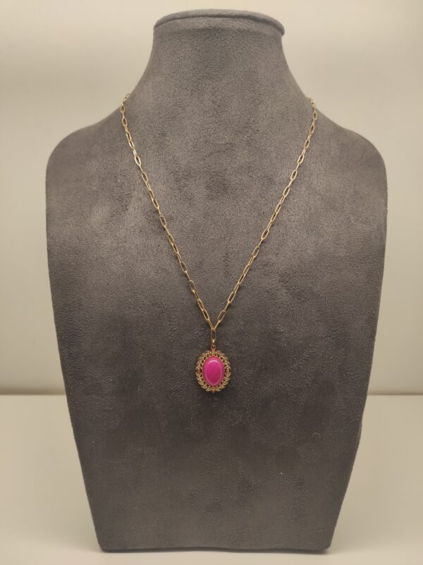 Collar medalla con piedra fucsia