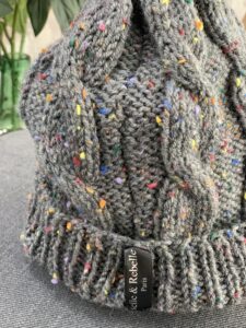 Gorro con pompón lana jaspeada gris